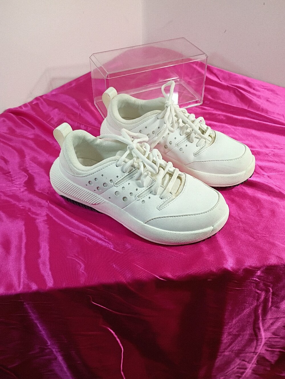 Crocs On The Clock Woman's SZ 7 Slip Resistant Work Sneaker Shoes In White.